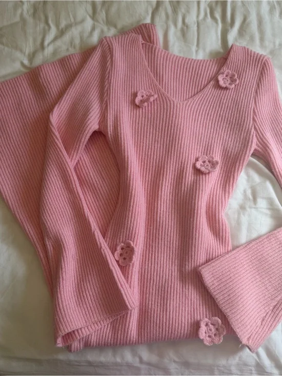 Women’s Pink Ribbed V‑Neck Sweater with Crochet Flower Details