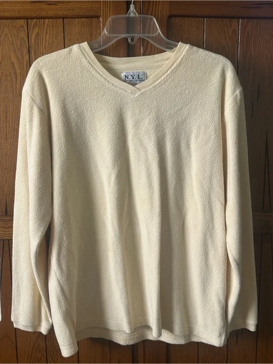Super Soft New York Laundry Women’s Cream Long Sleeve V-Neck. Small