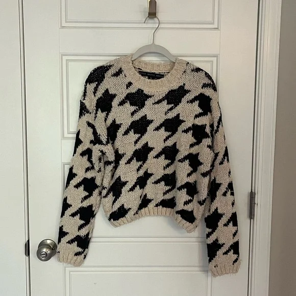 Black and Cream Sweater | L