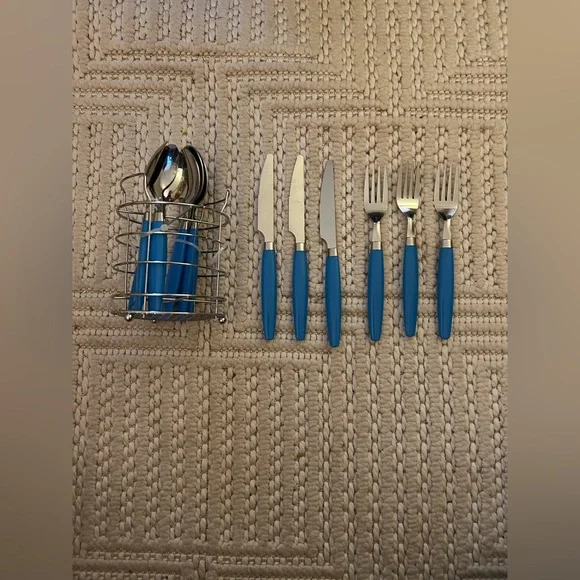 Gibson StainlessChina219 Cutlery: 4 Big Spoons 4 Small Spoons 3 Forks 3 Knives