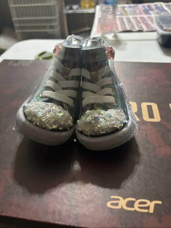 Kids Glitter Toe High-Top converse Sneakers in iridescent colors and White