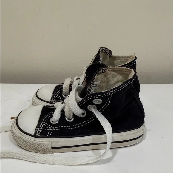 Converse Toddler Kids High Tops Black and White Sneakers (sz 4)
