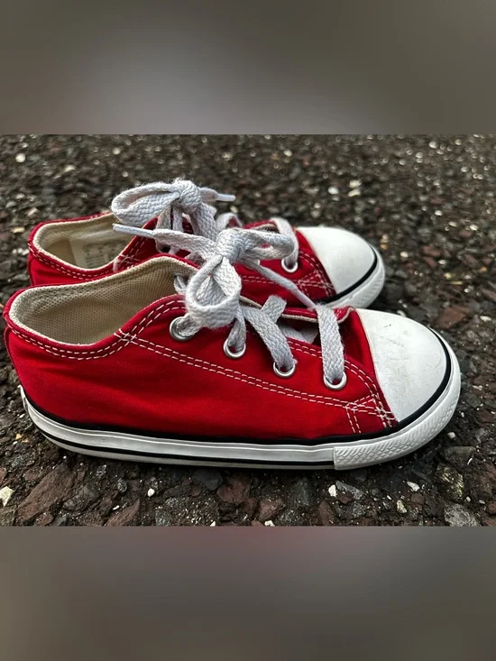 Converse Chuck Taylor Toddler 9 Red Low Top Sneakers EU 25 UK 9