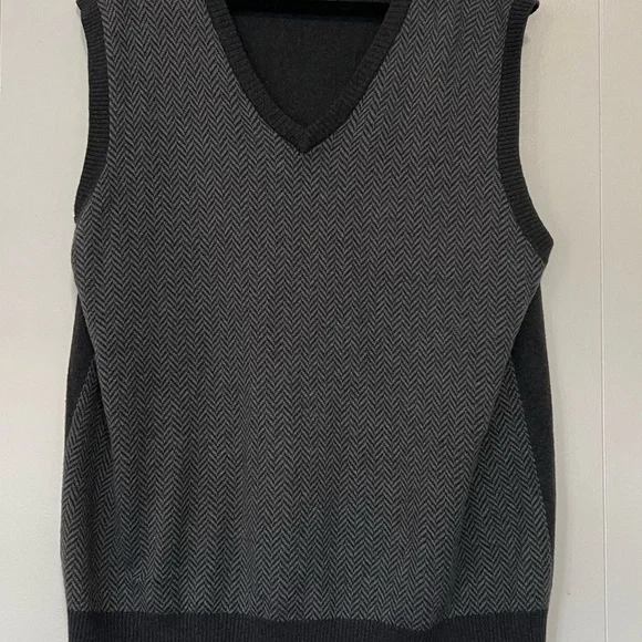 Eddie Bauer Gray Men’s V-Neck Sleeveless Vest 1050