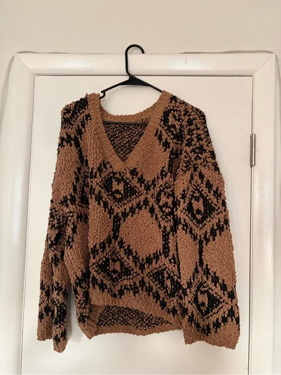 Cozy V-Neck Patterned Sweater in Brown and Black