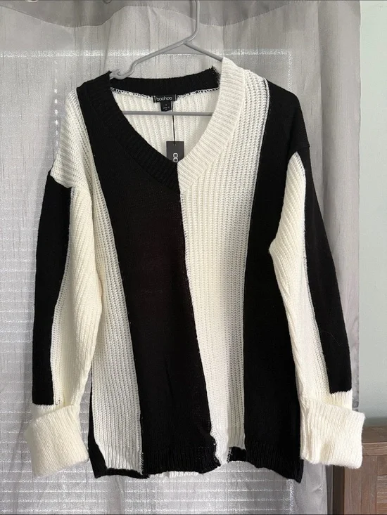 Boohoo Black & White V‑Neck Colorblock Knit Sweater