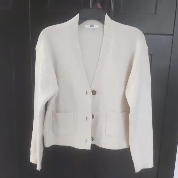UNIQLO Cream Button-Up V-Neck Cardigan with Patch Pockets