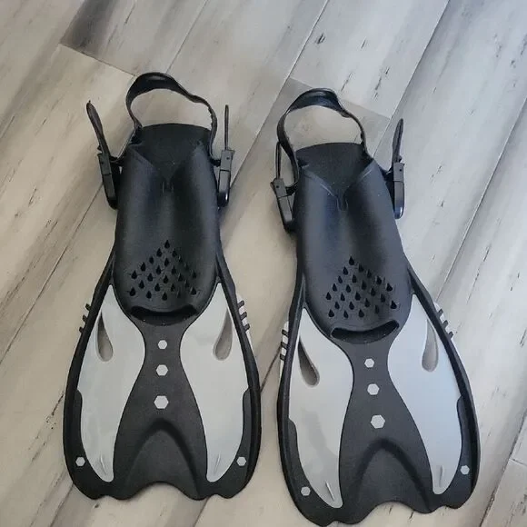 Black and Gray Diving Fins