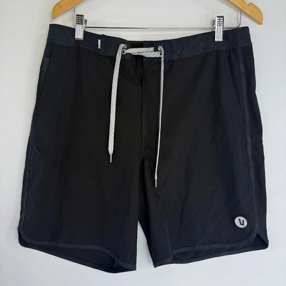 Vuori Cruise Boardshort Mens 32 Black Camo V314 Hybrid 4-Way Stretch Swim Trunks