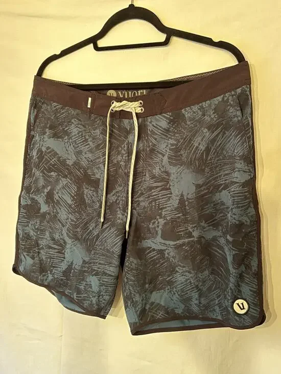 Vuori Men’s Board Shorts Size 34 Blue Brown Floral 4-Way Stretch Swim Trunks