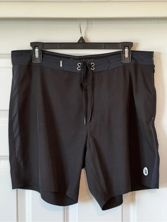 Vuori Peak Boardshorts Men’s 32 Waist Black Grey Swim Shorts V374