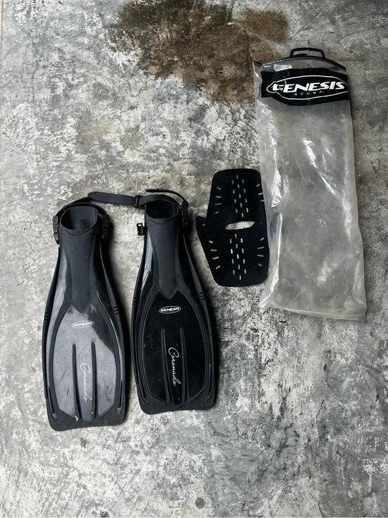 Genesis Women’s Black Swim Fins - Adjustable Open Heel. Size small. Barely used!