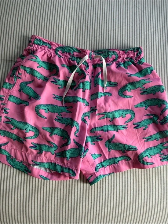 chubbies Men’s Medium Pink Swim Trunks with Green Alligator Print 5.5” inseam