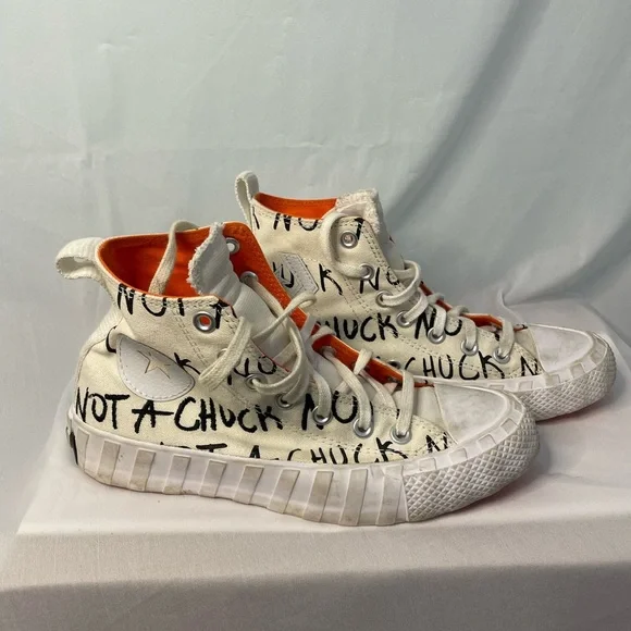 Chuck Not Chuck Converse kids size 5‎