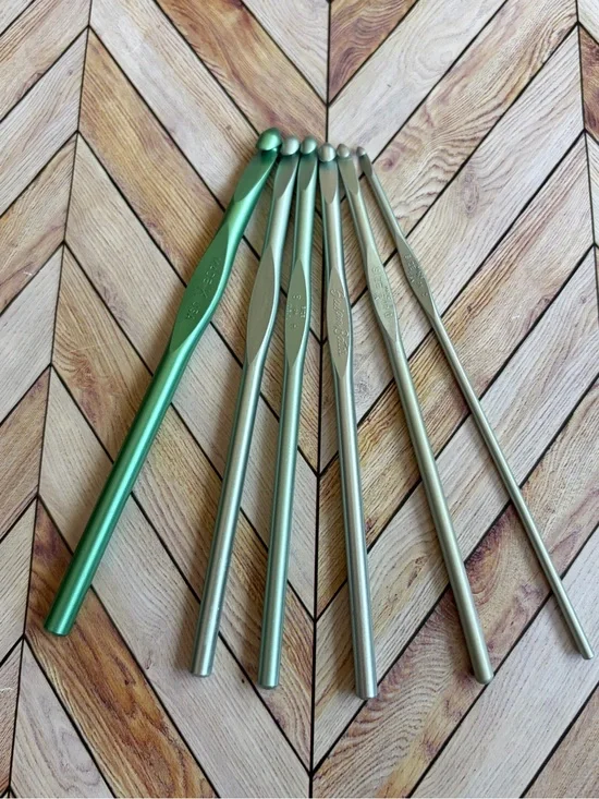Vintage Susan Bates Metallic Crochet Hook Set of 6 Various Sizes