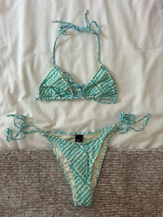 Triangl blue and white bikini set
