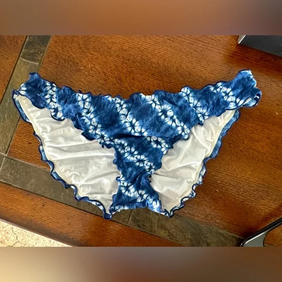 NWOT SZ L Victoria’s Secret swim bottom