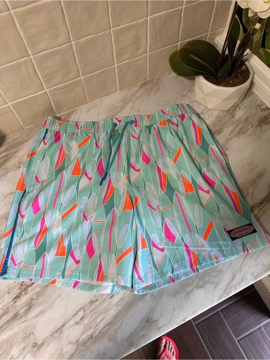 Vineyard Vines. Size L 7” Printed Chappy Swimwear Surfboards Aquasky
