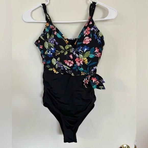 Time and Tru medium floral swimsuit one piece like new