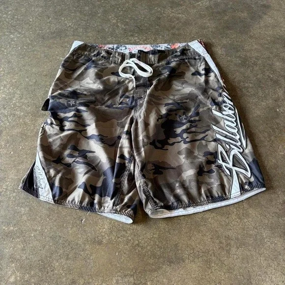2000s Y2K billabong camo board shorts