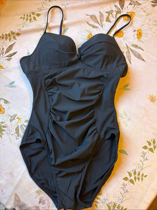 Sleek Black One-Piece Swimsuit with Supportive Cups