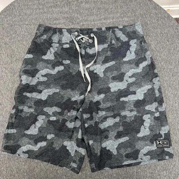 Under‎ Armour Camo Swim Trunks Board Shorts HeatGear Loose Fit Size 32
