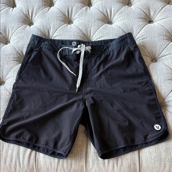 Vuori Men's L Black board‎ Shorts