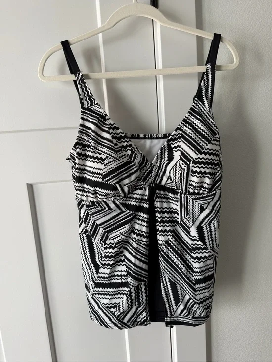 24th & Ocean Black and White Geometric Tankini Top