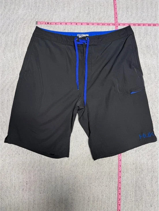 Huk Performance Fabrics Men's Black & Blue Fishing Shorts M
