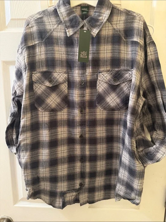 Wild Fable Women’s Blue Plaid Button-Up Shirt with pockets