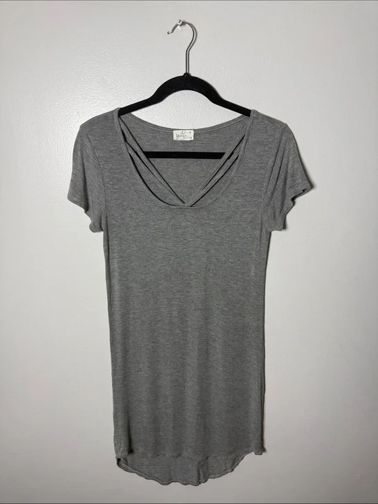 Glitz Short Sleeve Crisscross V-Neck Tunic Top - Gray Size Medium
