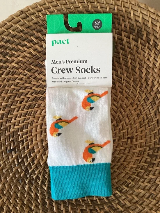 Pact NWT Men Crew Socks 9-13 Tropical Parrots Organic Cotton Basics Sustainable