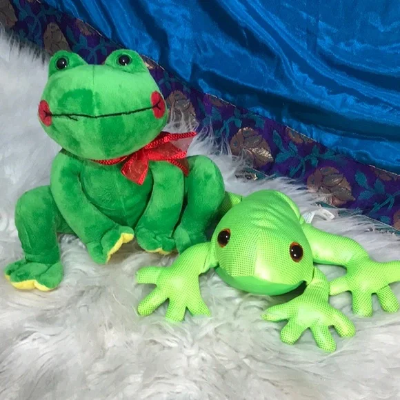 2 stuffed plush green frogs realistic Rainforest Animals GANZ