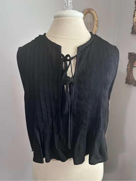 Altar'd State Black Sleeveless Pleated Tie-Front Blouse
