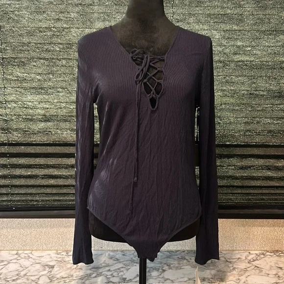 Trouve Women’s Navy Blue LS V-neck Ribbed Lace Front Bodysuit Size‎ Medium NWT