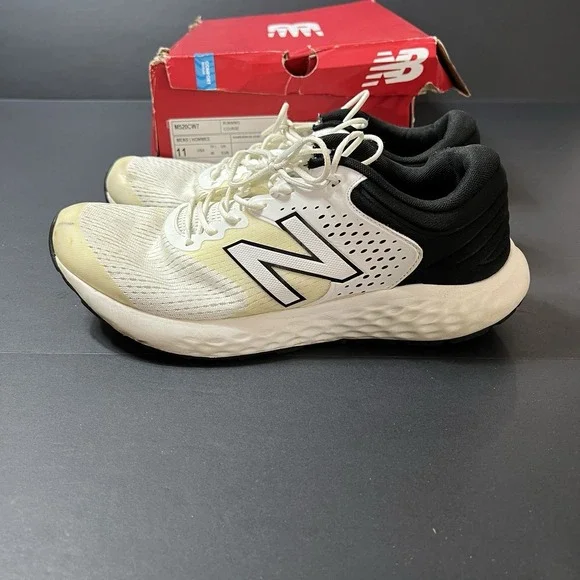 New Balance 520 Men's Size 11 White/Black Low Top Lace-Up Sneakers M520CW7