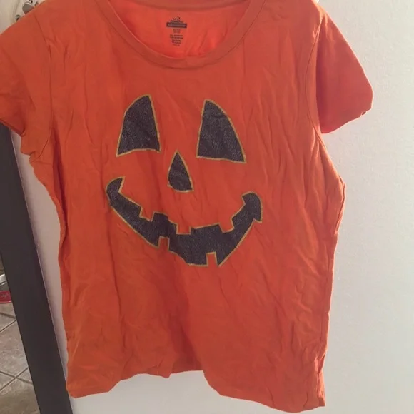 FINAL MARKDOWN Celebrate Halloween tee xl