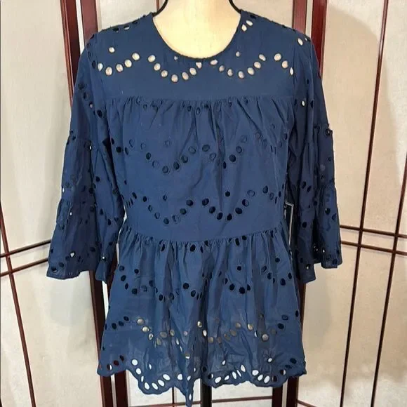 Chic Blue Blouse with Elegant Detailing