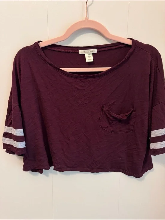 Bozzolo Burgundy Cropped Tee with Contrast Sleeve Stripes