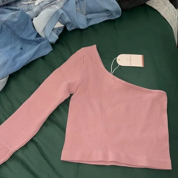 Medium pink stone solid print cold shoulder crop