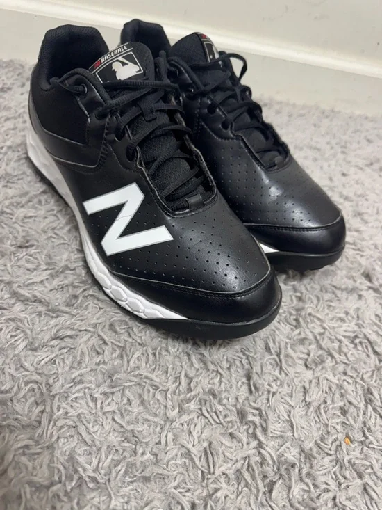 New Balance Men’s Black and White Athletic Baseball Cleats