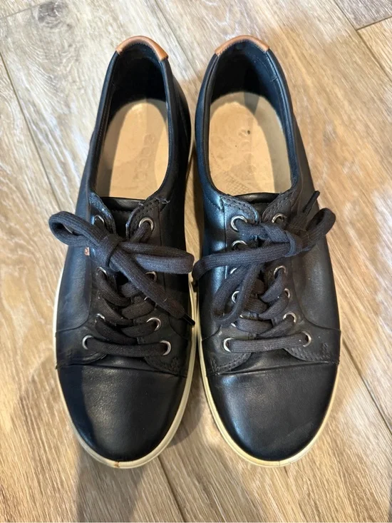 Ecco Black Leather Lace-Up Casual Sneakers with Tan Heel Accent