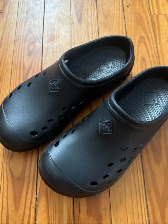 Black Men's Athletic Slip-On Clogs