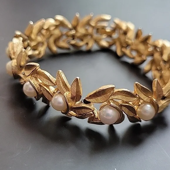 Avon Vintage EVENING CREATION Faux Pearl And Gold Leaves Clasp Bracelet