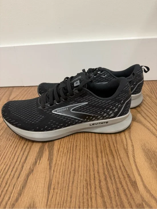 Brooks Levitate Men's Athletic Running Shoes - Black and White