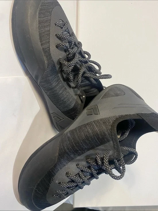 Black Diamond Men's Black and Gray momentum rock climbing shoes
