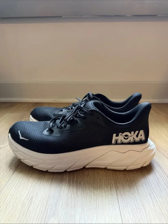 HOKA Men's Arahi 7 running shoes in a black Sz 9