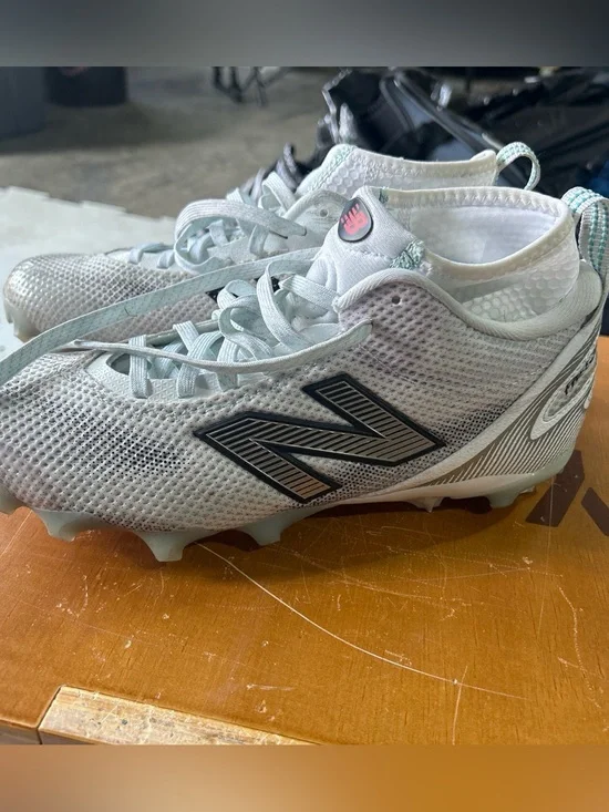New Balance Men's Light Gray White Athletic Cleats