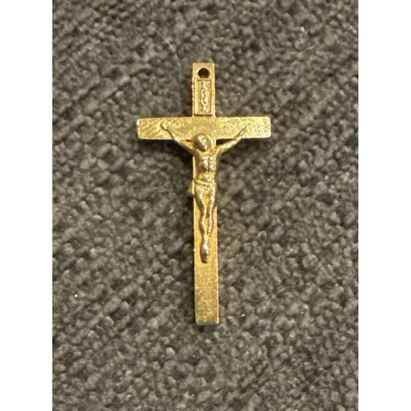 VINTAGE GOLD TONE INRI CRUCIFIX CROSS CHARM PENDANT‎ 1.1/4