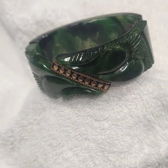 Vintage Green Marbled Bakelite Clamper Bracelet‎ Carved Art Deco Hinged Bangle